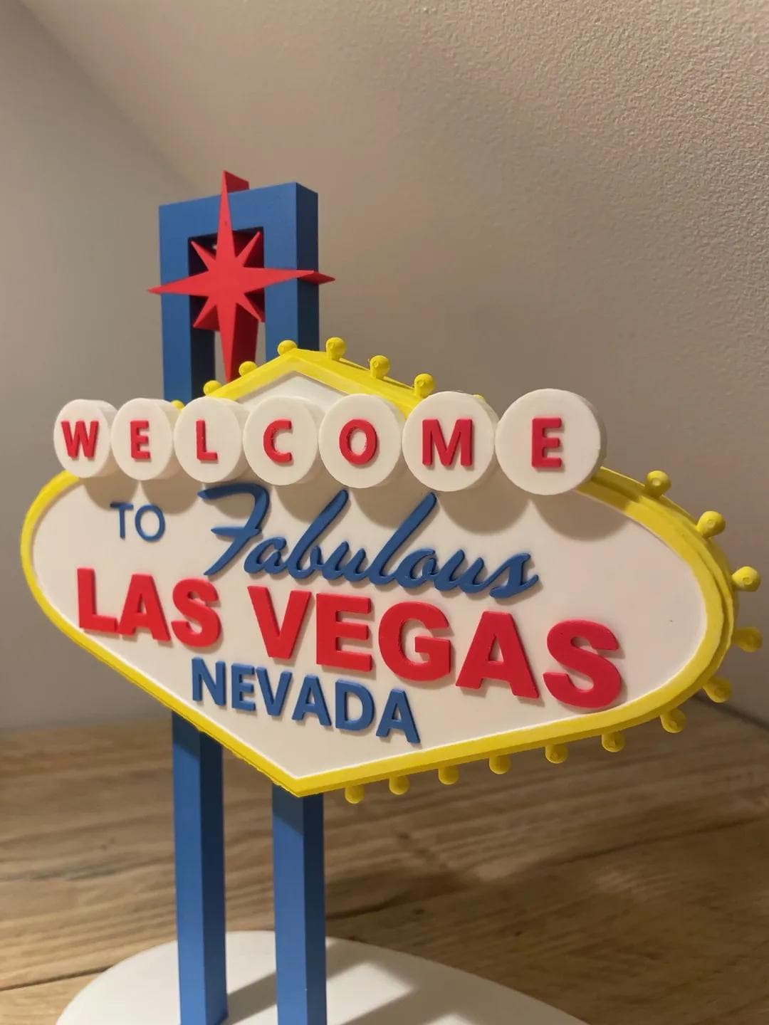 Iconic Las Vegas Sign Replica, Vintage-Style Home Decor, Retro Vegas Memorabilia, Perfect Gift for Travel Lovers, Neon-Inspired Wall Art